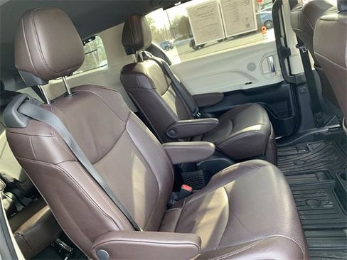Used 2022 Toyota Sienna Platinum image 12