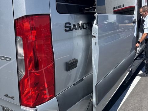Used 2020 Mercedes-Benz Sprinter 2500 image 2