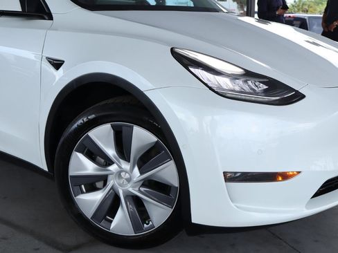 Used 2022 Tesla Model Y Long Range AWD/4WD image 4