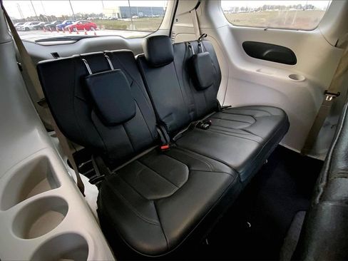 Used 2019 Chrysler Pacifica Touring-L image 21