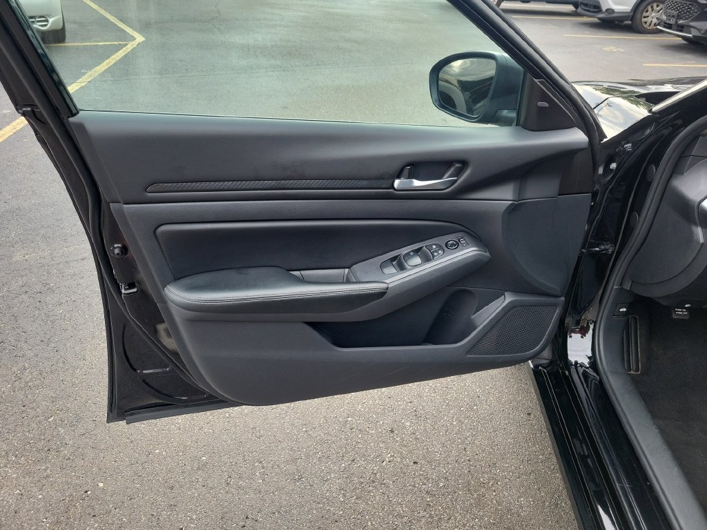 Used 2025 Nissan Altima 2.5 SV FWD image 19