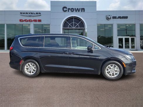 Used 2022 Chrysler Voyager LX image 7