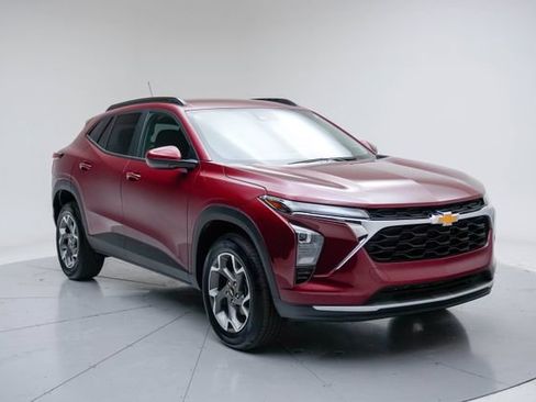 Used 2025 Chevrolet Trax LT FWD image 10