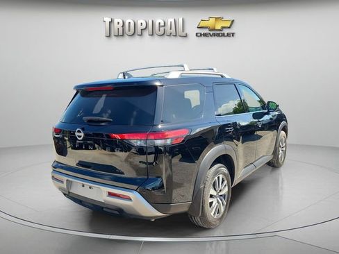 Used 2024 Nissan Pathfinder SL w/ Black Appearance Package FWD image 3
