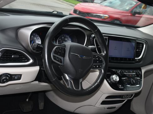 Used 2021 Chrysler Pacifica Touring-L FWD image 8