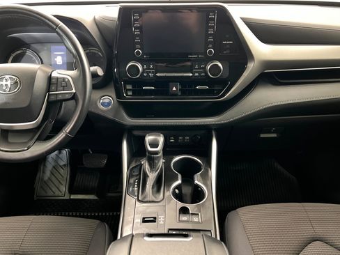 Used 2022 Toyota Highlander LE image 14