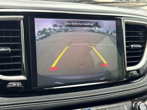 Used 2023 Chrysler Pacifica Touring-L FWD image 21