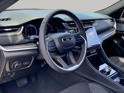 Used 2024 Jeep Grand Cherokee Altitude AWD/4WD image 17