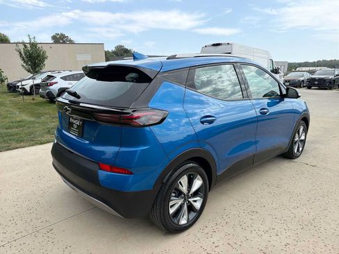 Used 2023 Chevrolet Bolt EUV LT w/ Convenience Package FWD image 6