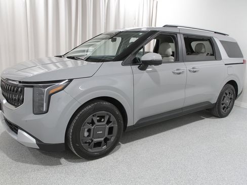 Used 2025 Kia Carnival EX image 3