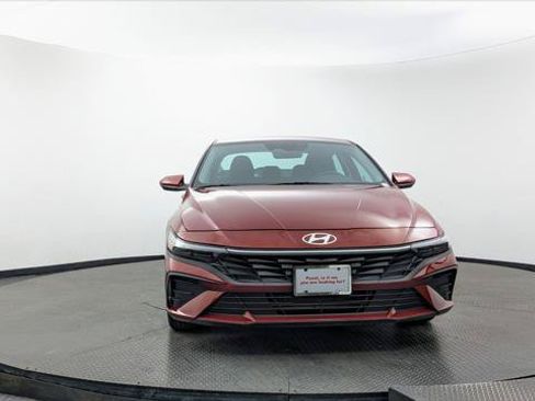 Used 2025 Hyundai Elantra SE w/ Cargo Package FWD image 12