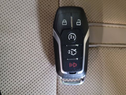 Used 2013 Lincoln MKZ image 32