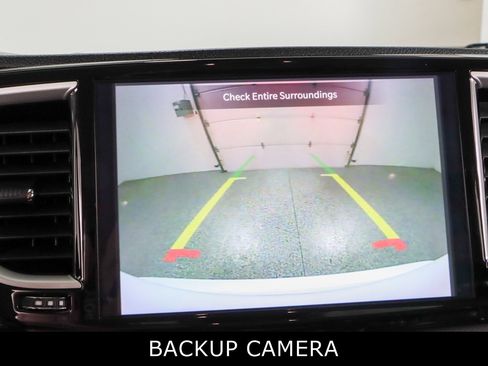 Used 2023 Chrysler Pacifica Touring-L FWD image 18
