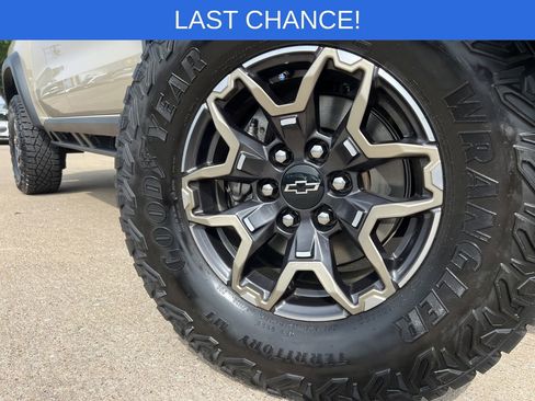 Used 2024 Chevrolet Colorado ZR2 w/ Technology Package AWD/4WD image 9
