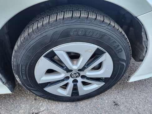 Used 2018 Toyota Prius Four image 17