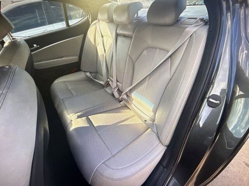 Used 2022 Genesis G70 2.0T image 7