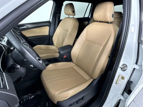 Used 2024 Volkswagen Tiguan SE image 21