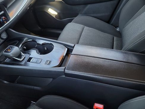 Used 2025 Nissan Rogue SV FWD image 29