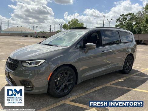 Used 2022 Chrysler Pacifica Limited w/ Uconnect Theater Family Group image 2