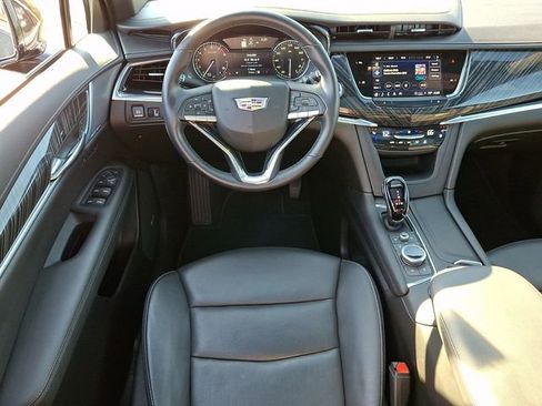Used 2025 Cadillac XT6 Premium Luxury image 11