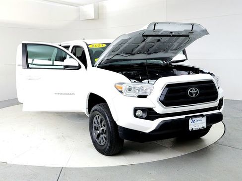 Certified 2023 Toyota Tacoma SR5 AWD/4WD image 9