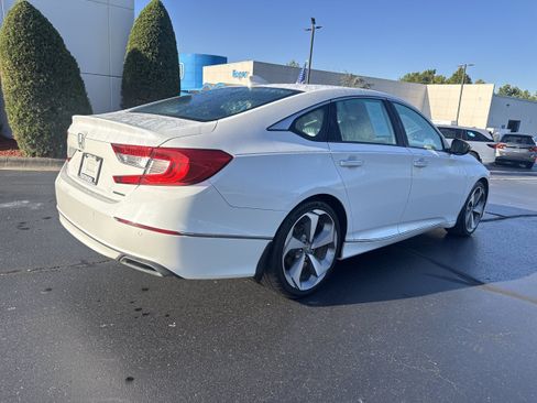 Used 2018 Honda Accord Touring image 4
