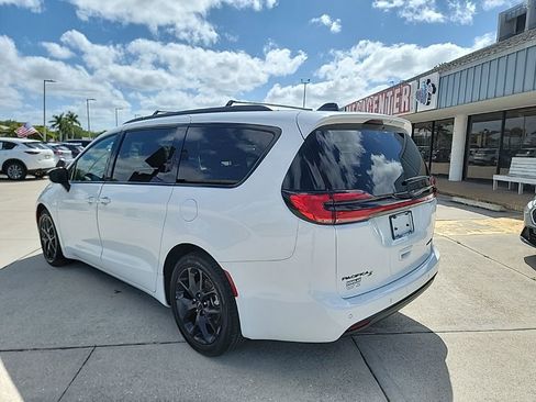 Used 2025 Chrysler Pacifica Limited image 3