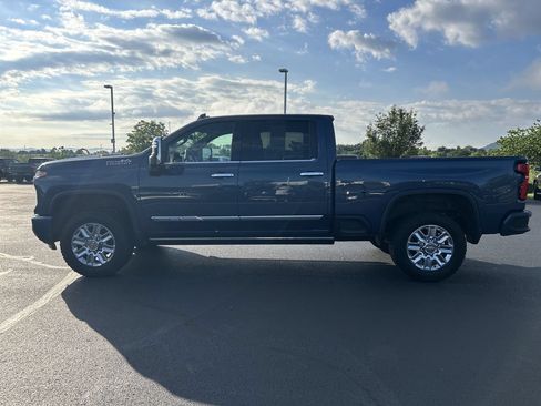 Used 2025 Chevrolet Silverado 2500 High Country w/ High Country Premium Package AWD/4WD image 4