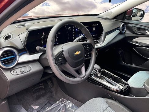 Used 2025 Chevrolet Trax LT image 17