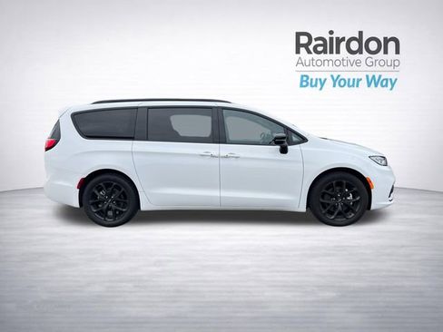 Used 2025 Chrysler Pacifica Limited FWD image 8