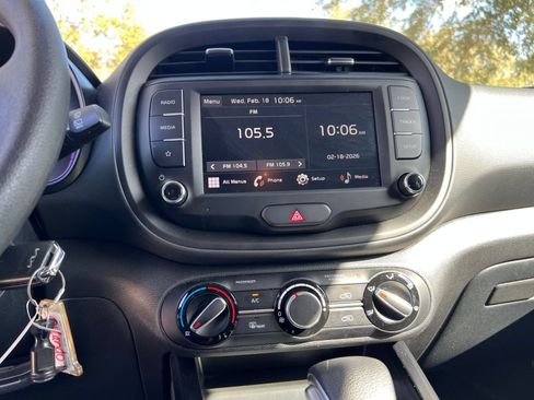 Used 2025 Kia Soul LX w/ LX Technology Package FWD image 17