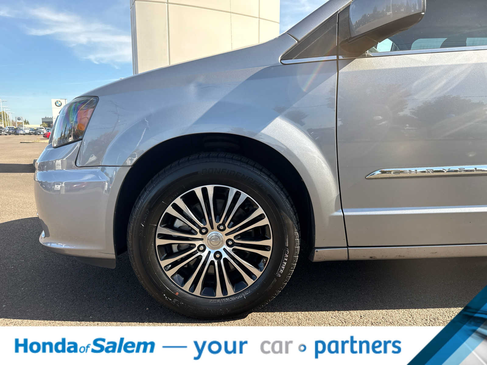 Used 2014 Chrysler Town & Country S FWD image 8