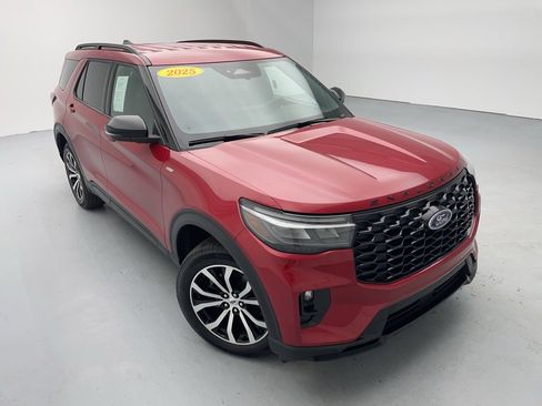 Used 2025 Ford Explorer ST-Line image 2
