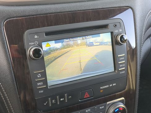 Used 2017 Chevrolet Traverse LT image 17