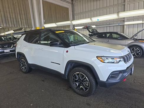 Used 2025 Jeep Compass Trailhawk AWD/4WD image 2