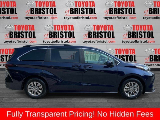 Used 2026 Toyota Sienna LE FWD image 2