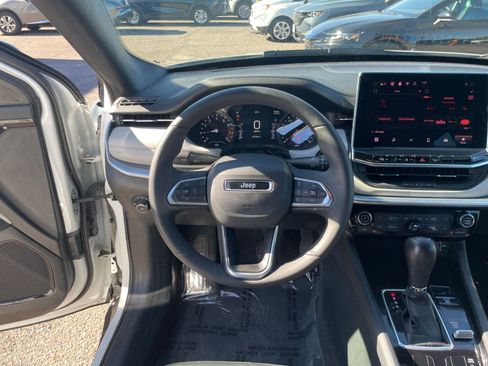 Used 2025 Jeep Compass Limited image 28