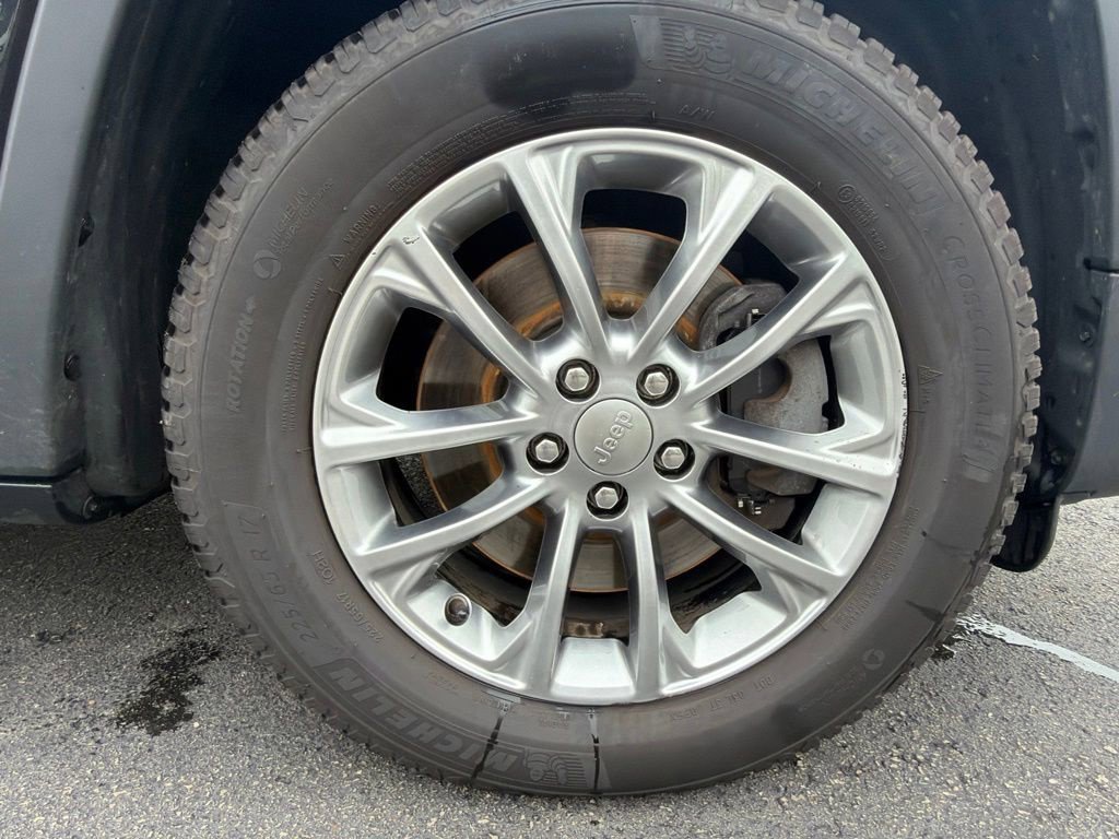 Used 2019 Jeep Cherokee Latitude Plus w/ Comfort/Convenience Group AWD/4WD image 24