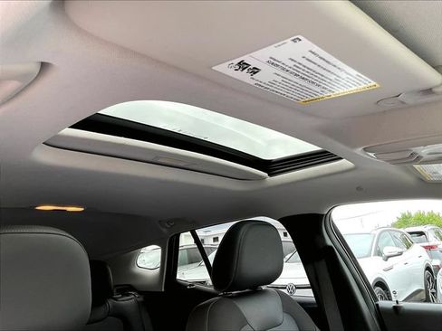Used 2025 Chevrolet Trax LT w/ Sunroof Package FWD image 28