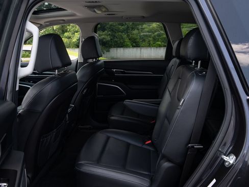 Used 2025 Kia Telluride S FWD image 19