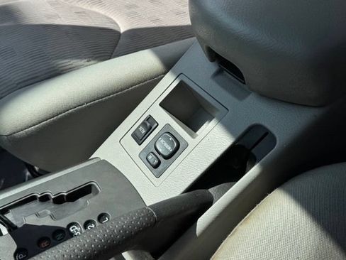 Used 2011 Toyota RAV4 4WD w/ Base L4 Extra Value Pkg image 18