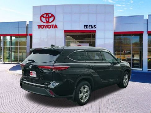 Certified 2023 Toyota Highlander LE image 3