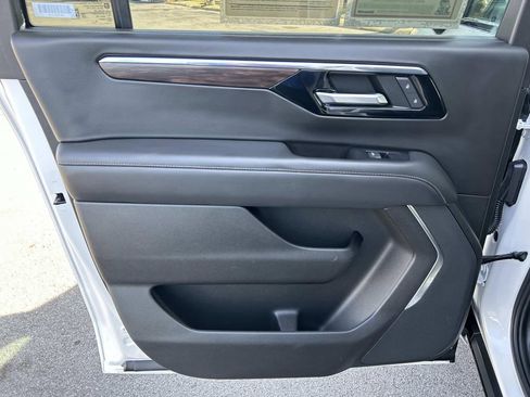 Used 2025 Chevrolet Suburban Z71 image 23