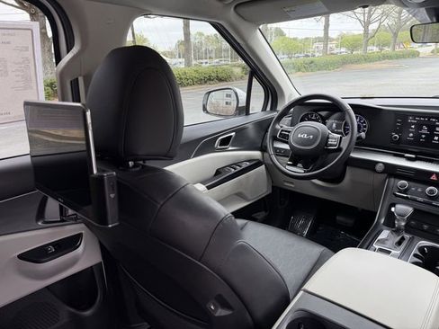 Used 2024 Kia Carnival LX FWD image 38