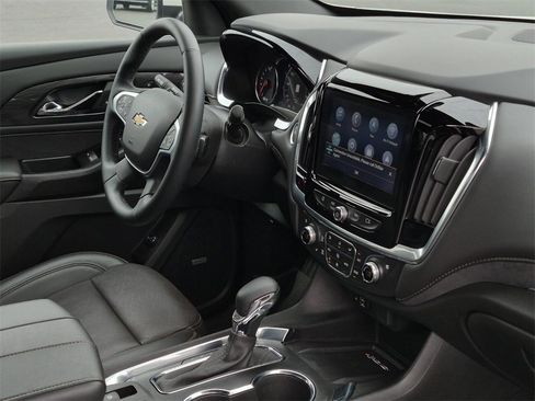 Used 2023 Chevrolet Traverse High Country image 11