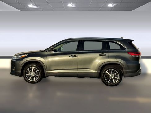 Used 2019 Toyota Highlander XLE FWD image 2
