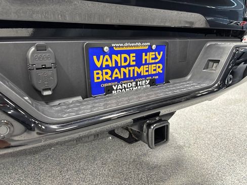 Used 2025 Chevrolet Colorado ZR2 w/ Technology Package AWD/4WD image 69