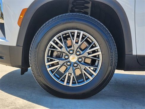 Used 2025 Chevrolet Traverse LT image 10