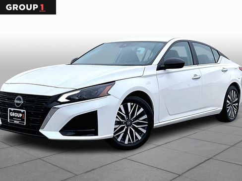 Used 2025 Nissan Altima 2.5 SV image 1