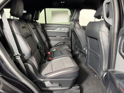 Used 2025 Ford Explorer ST-Line w/ ST-Line Street Pack image 41